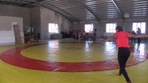 Güreşçi kızlar madalya peşinde - UŞAK