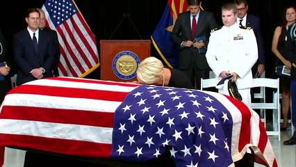 Des habitants de l’Arizona saluent la dépouille de John McCain