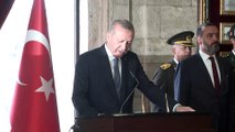 Cumhurbaşkanı Erdoğan, Anıtkabir özel defterini imzaladı