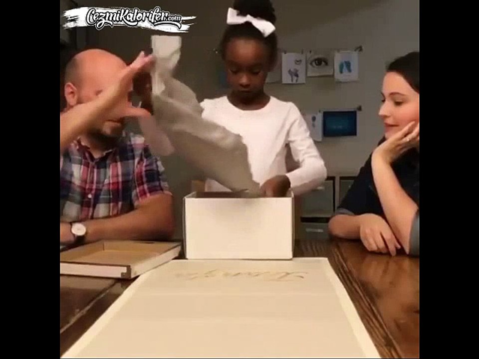 Doğum Gününde Kendisini Evlat Edinen Ailenin Diğer İki Kardeşinide Evlat Edindiğini Öğrenen Ufaklığın Mutluluk Gözyaşları