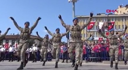 Komandolar Zeybek oynadı