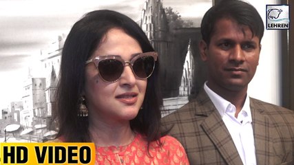 Mrinal Kulkarni Attends An Painting Exhibition Held For Kerala Flood Victims