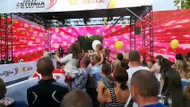 Getter Jaani esineb oma hittidega Rally Estonia avamisel Tartu Raekoja platsil
