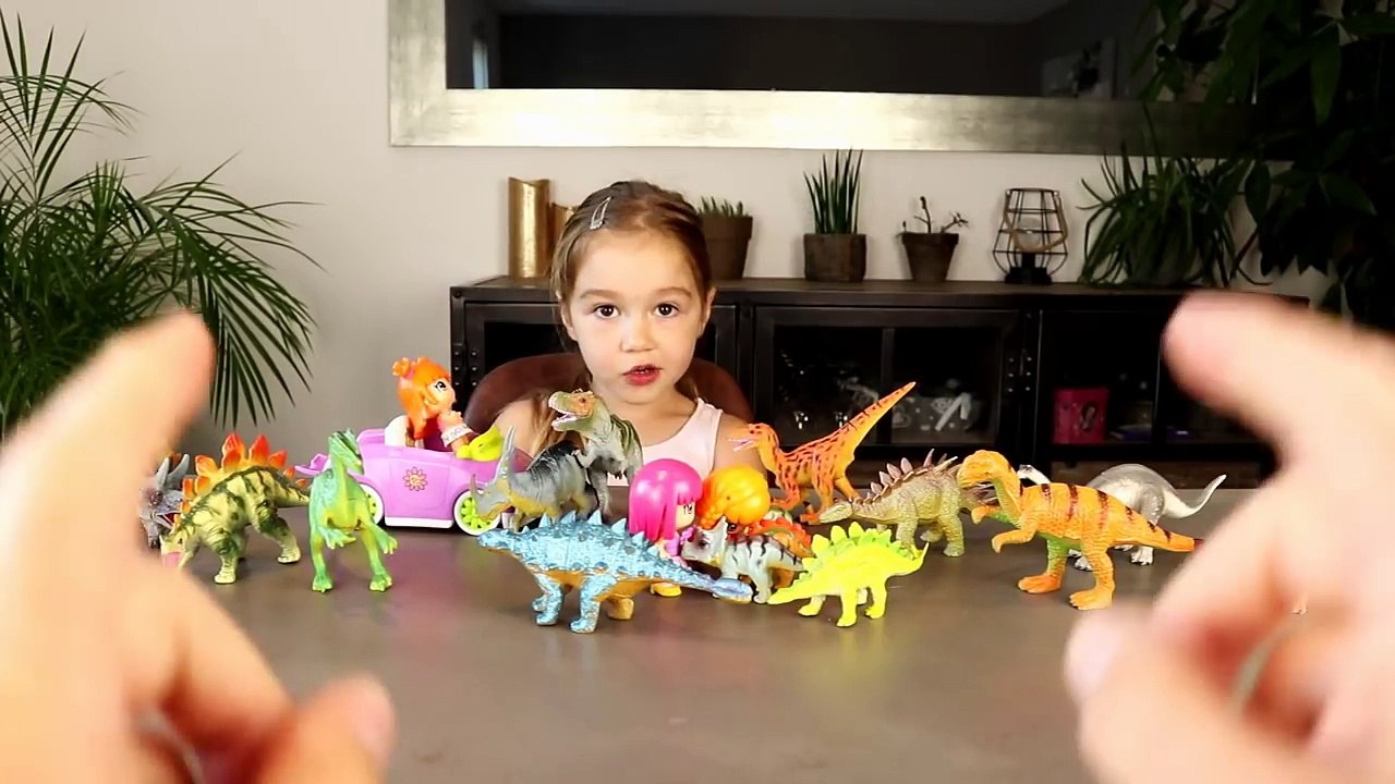 Un volcan entre en éruption à la maison ! C'est la fin des dinosaures ! PANDACRAFT DIY !