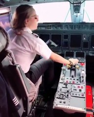 பிளைட்டில் இருந்து இறங்கி கிகி சேலஞ் பண்ணும் பெண் விமானி-வீடியோ