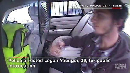 Un homme tente de s'échapper d'une voiture de police