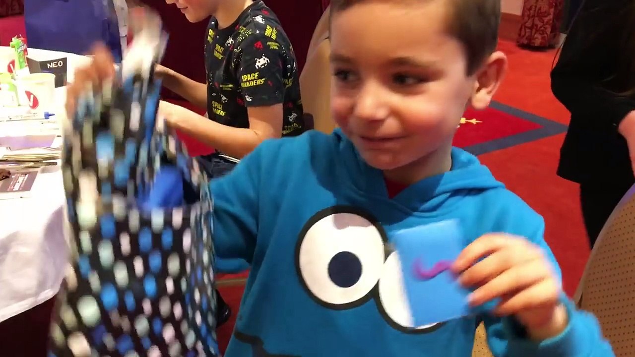 L'ANNIVERSAIRE DE NÉO, LA SUITE ! Maquillage, chanson, cadeaux et balloons challenge !