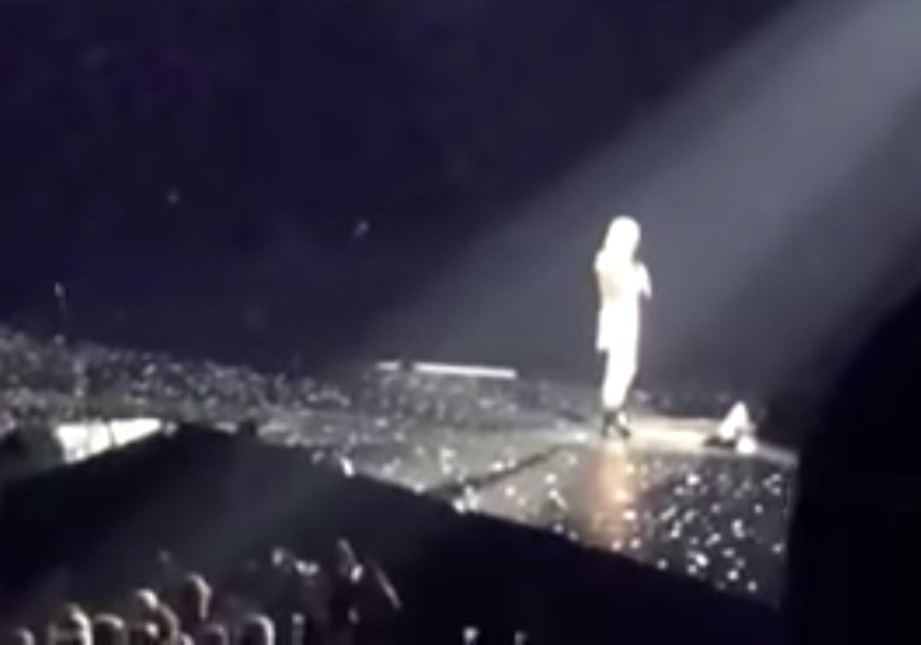 Some Fans Can't Resist Making Noise During Taylor Swift’s Moment of Silence for Aretha Franklin
