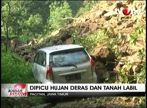 Tebing Setinggi 60 Meter Longsor Timpa 2 Mobil