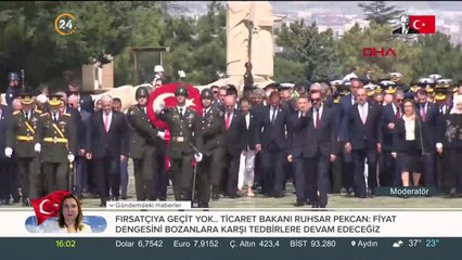 Erdoğan mozoleye çelenk koydu