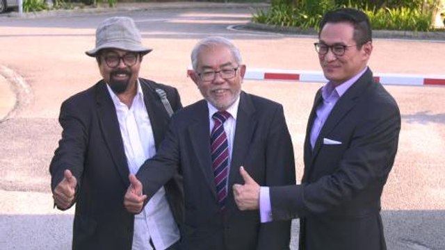 Exiled Singaporean activist meets Tun M, lauds Malaysia’s democracy