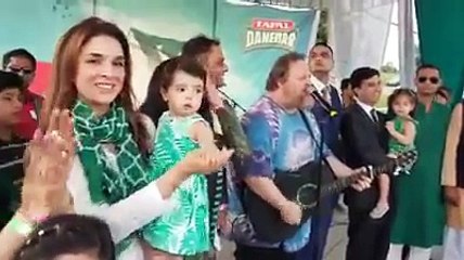 American guy singing Dil Dil Pakistan at Independence Day