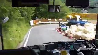 【車Cam直擊】日本巴士佬展示出高超扭軚技術 坐呢架巴士應該會暈車浪 (轉載)