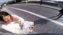 Un jeune français éloigne deux femmes pickpockets dun touriste