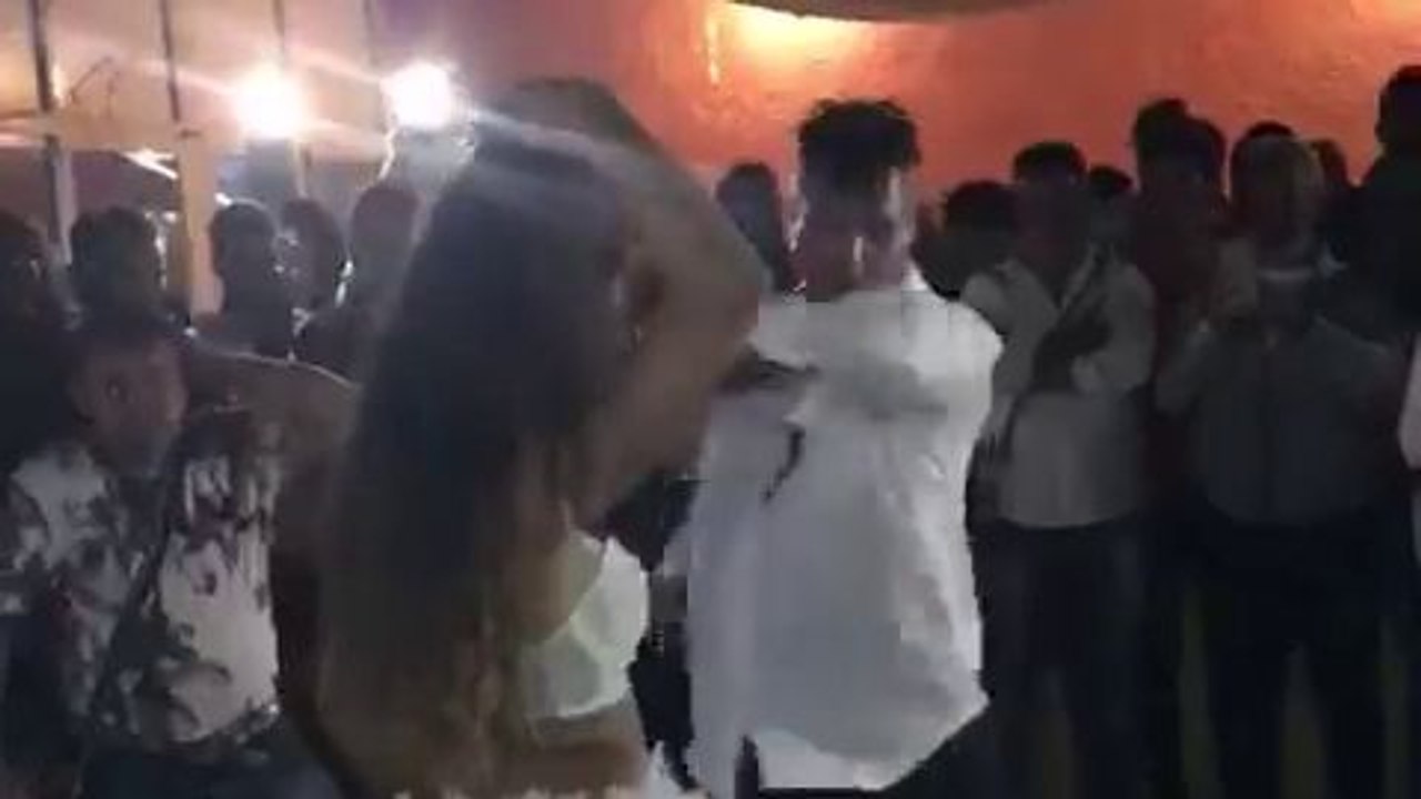 Un homme danse avec une femme sexy (Sicile)