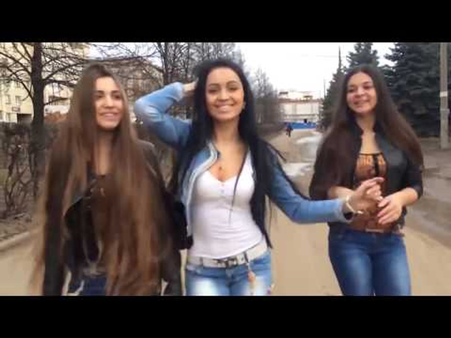 Пошла походкой смелою милей улыбки. У мальчика такая походка. Пошла походкой смелою милей улыбки. Открытка улыбнись жизнь прекрасна. Копирует походку.