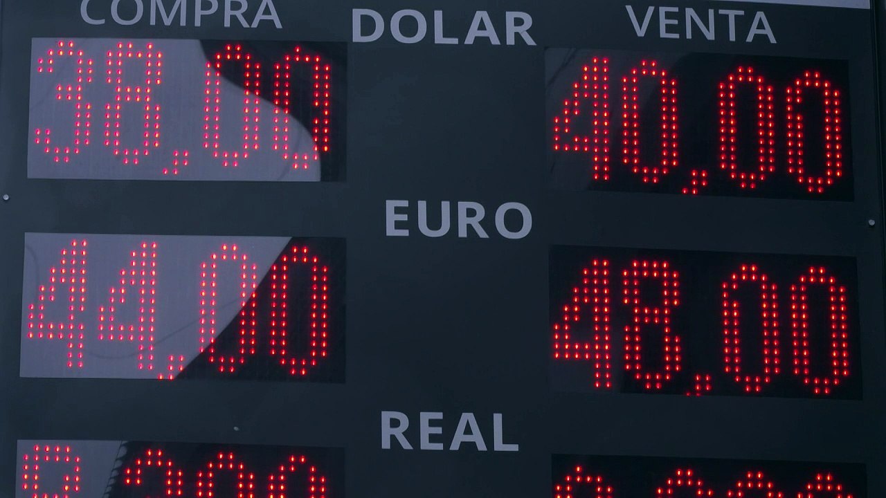 Peso argentino acentúa su caída