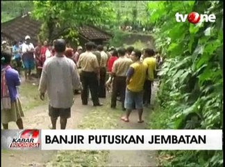 Terjangan Banjir Putuskan Jembatan di Dua Daerah