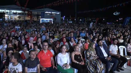 Küçükçekmece’de Ayna şarkılarıyla Zafer Bayramı coşkusu