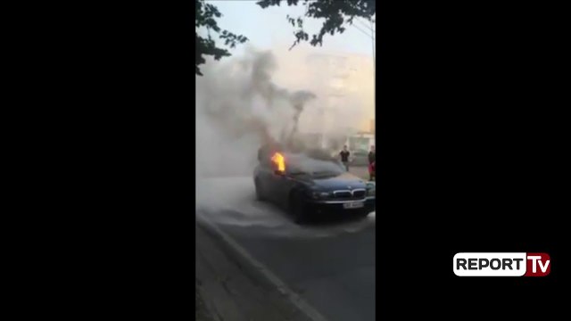 Report Tv-Po shkonte drejt qendrës së Tiranës, merr flakë në lëvizje makina (Video)