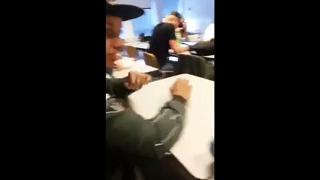 Regardez comment ce prof reveille un élève endormi ... Dur