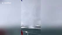 Une tornade passe entre 2 bateaux en pleine mer... Waterspout