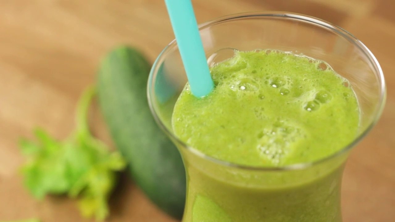 Zumo de espinacas, apio, manzana, zanahoria y pepino para reducir la diabetes