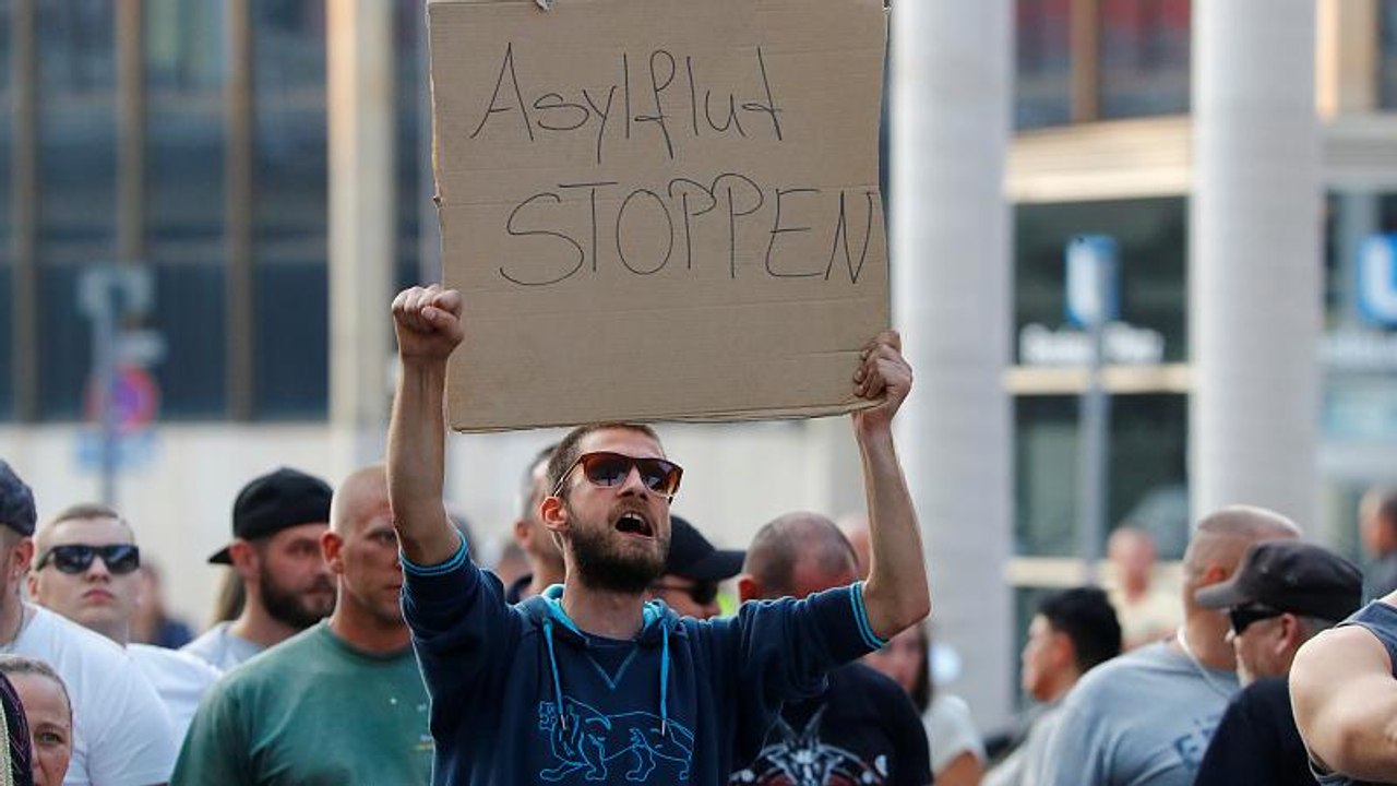 'Chemnitz, wir müssen reden' - Bürgerdialog und 1.000 rechtsextreme Demonstranten