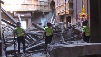 Roma - crollato tetto di una chiesa del centro storico: no feriti
