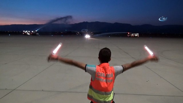 Koca Seyit Havalimanı en büyük misafirini ağırladı Airbus A330 su köprüsü ile karşılandı