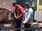 Warga Bandung Tangkap Ular Sanca di Atap Rumah