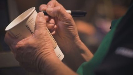 Adultos mayores mexicanos regresan al mundo laboral de la mano de Starbucks