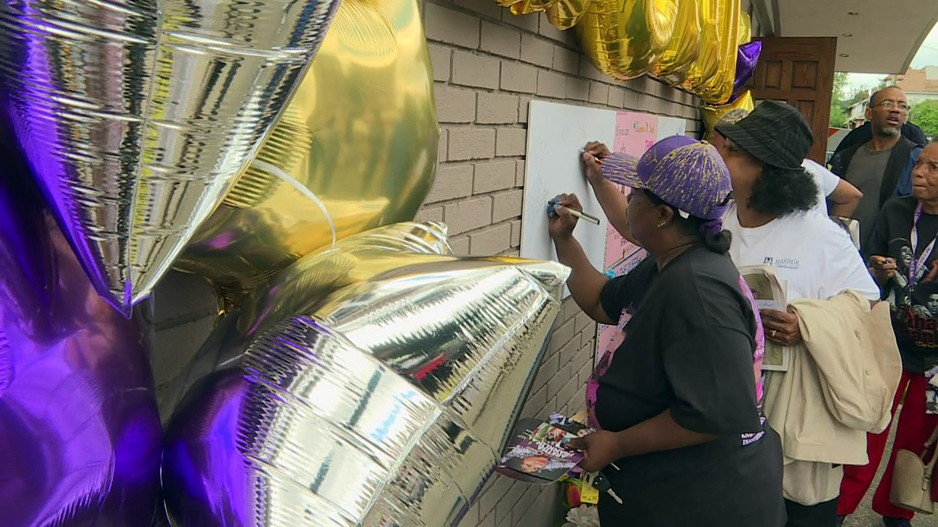 Multidão dá último adeus a Aretha Franklin