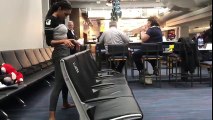 Uçağı Beklerken Sıkılan Kadından Havalimanında Muazzam Bir Limbo Gösterisi