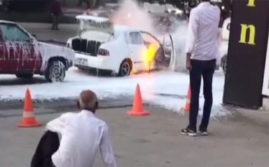 Yanan Otomobilini Gözyaşlarıyla İzledi