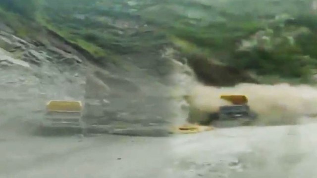 Himachal Pradesh में जब देखते- देखते Landslide से पहाड़ के आगोश में समाई Road | वनइंडिया हिन्दी