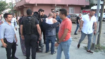 İstanbul- Cezaevi Firarisine Operasyon Yapan Polise Firarinin Yakınlarından Taşlı Saldırı