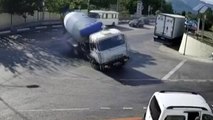 Rusya'da Beton Mikseri Devrildi, Faciadan Dönüldü