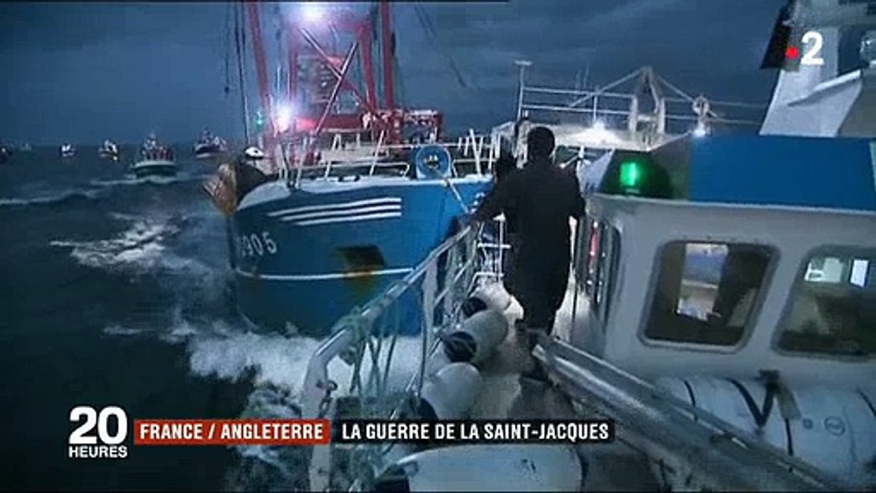 Incroyables images de bateaux français et anglais qui se foncent dessus en pleine mer - Regardez