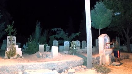 Oğlunun Ölümüne Dayanamayan Baba Mezarı Başında Yatıyor