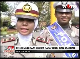Polisi Beri Hadiah Sajadah ke Pengendara Taat Hukum