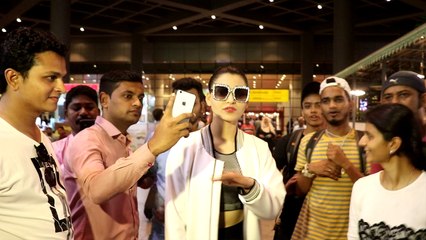 Urvashi Rautela को एयरपोर्ट पर फैंस ने घेरा, सेल्फी लेने की गुजारिश की; Watch Video | FilmiBeat