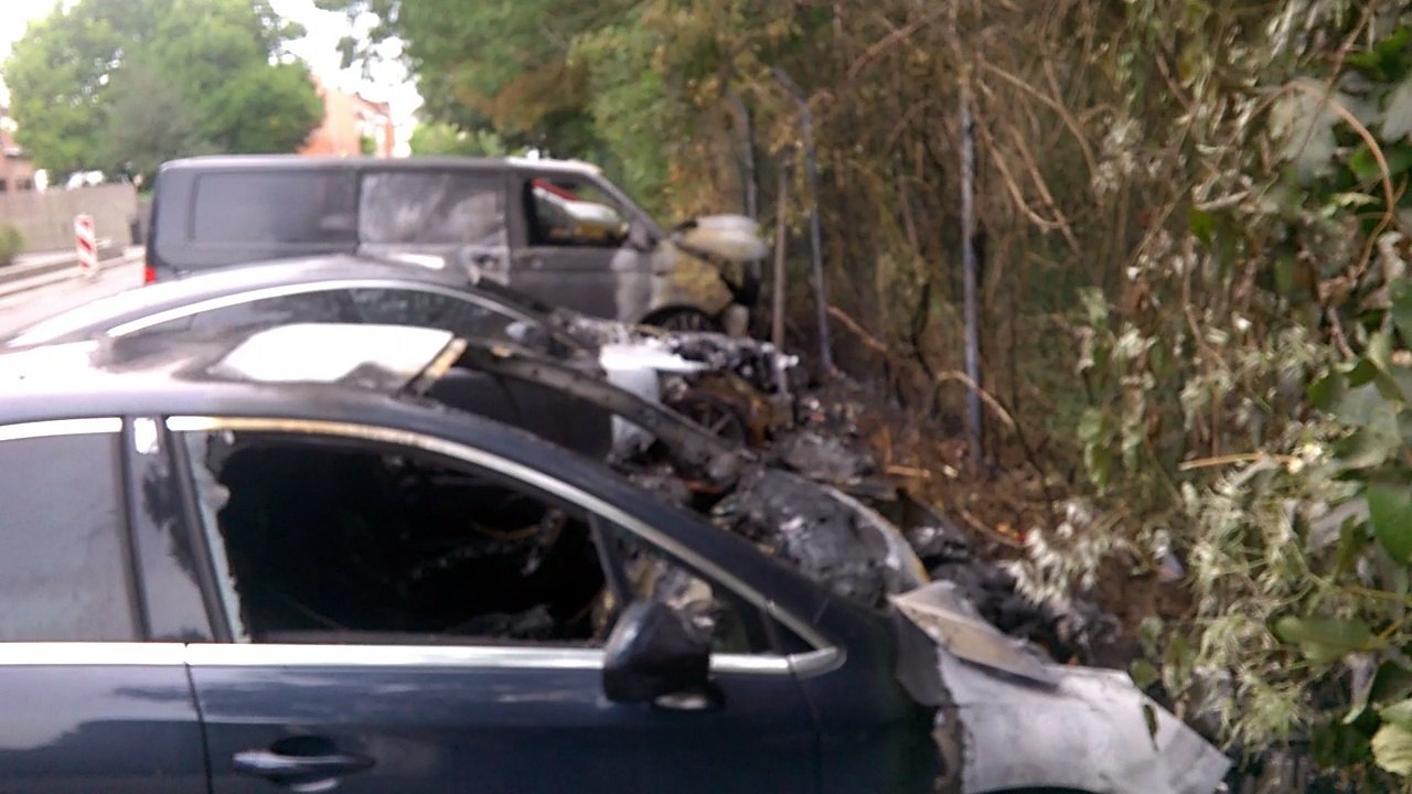 Tournai 4 vehicules incendiés rue de l'Orient video 2 (31.08.2018)