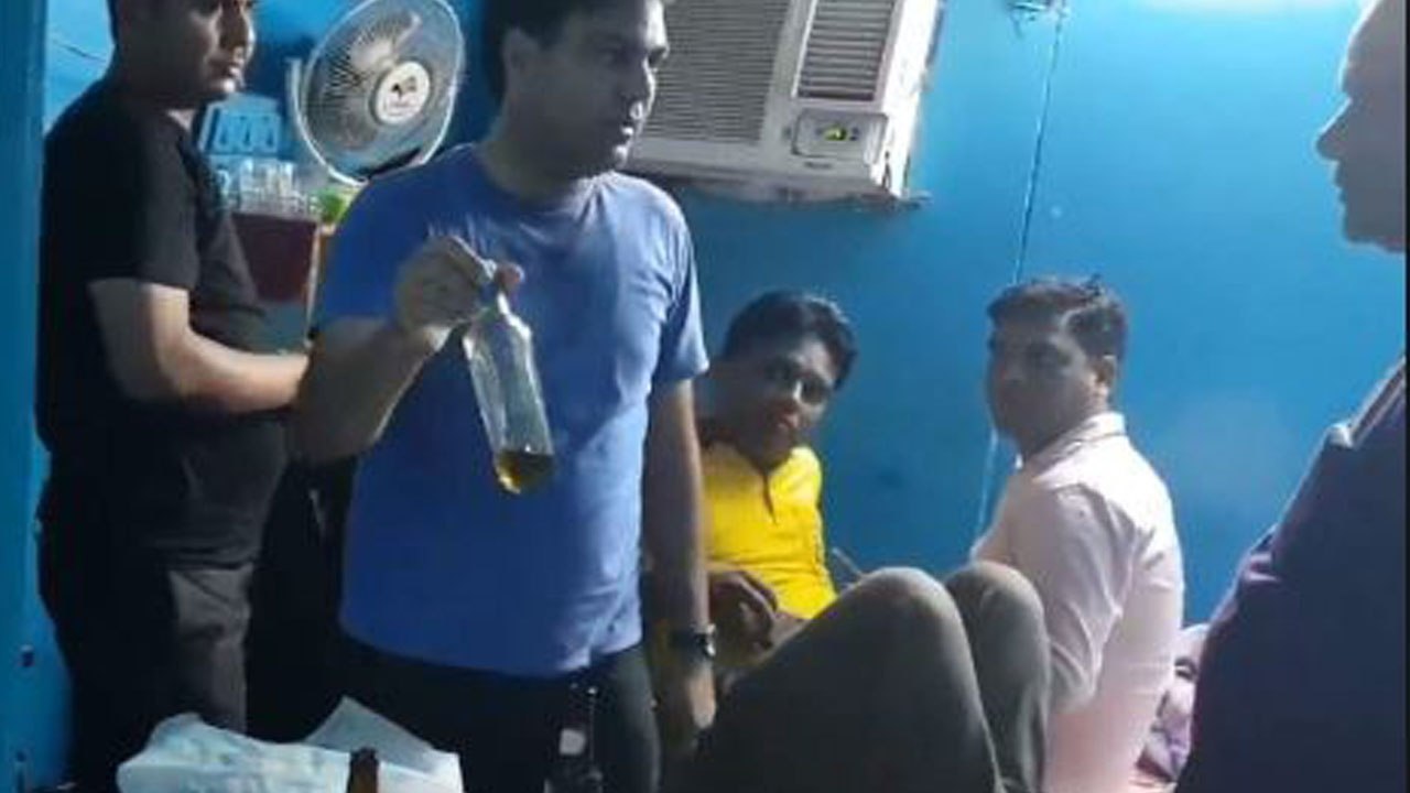 Delhi में Night Shelter बना Alcohol का अड्डा, AAP MLA Gulab Singh ने मारा छापा । वनइंडिया हिंदी
