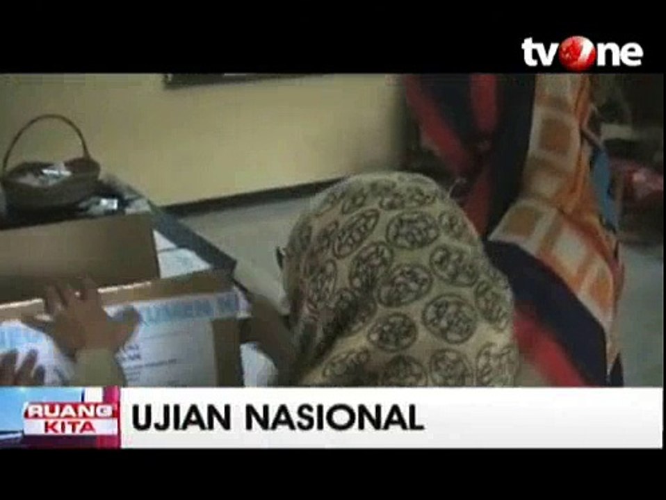 Pengawas Bantu 3 Tunanetra Ikut Ujian Nasional