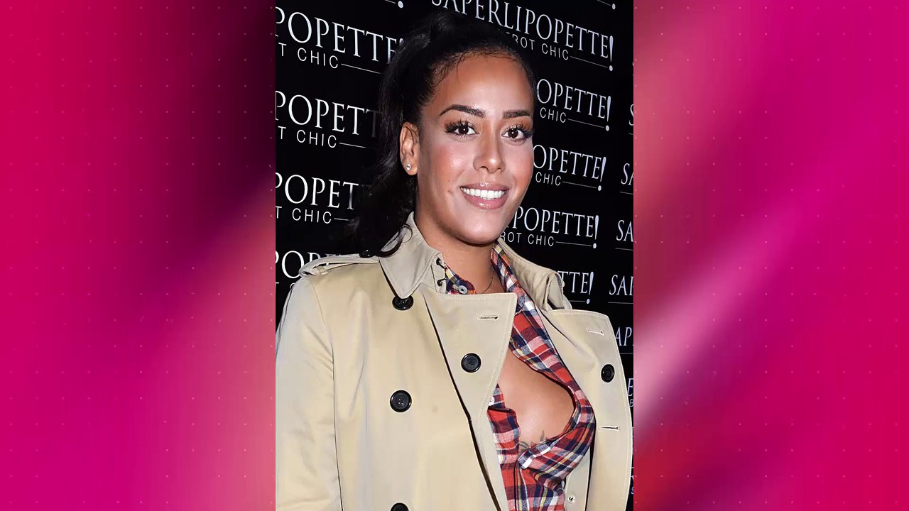 Amel Bent maman sexy en bikini pour ses vacances avec ses filles