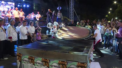 Un "burger" serbe de 66 kilos sur le grill !