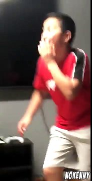 Apres un tour de magie ils font croire à leur petit frère qu'il est invisible