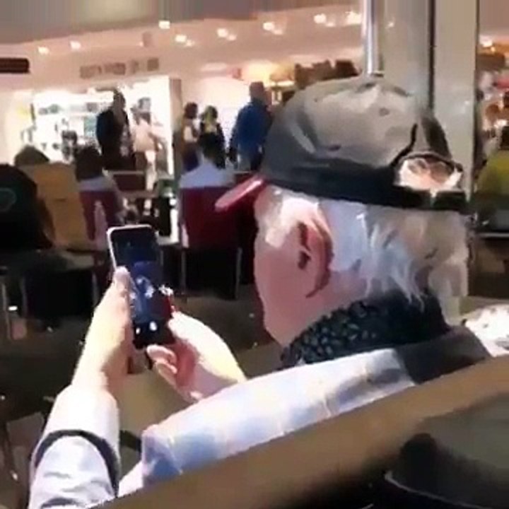 Un papy se fait griller en train de prendre en photo les fesses d’une femme