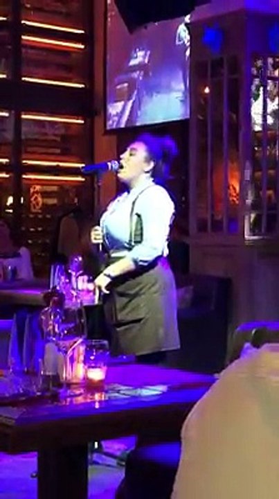 Muhteşem bir ses ve bir garson